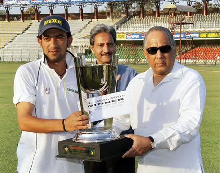 Hasan Raza HBL captain receives ABN-AMRO Patrons Trophy 2006-2007 from Salim Altaf, Chief Operating Officer, PCB at Gaddafi Stadium, Lahore, 25 March 2007