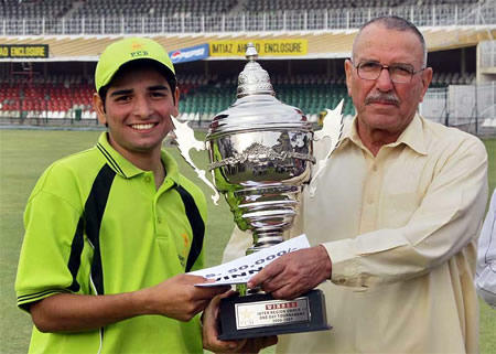 Abdul Rauf Sialkot's captain receives Trophy from Zaman Khan after winning the PCB Inter Region Under-15 final against Multan, Gaddafi Stadium, Lahore, 26 March 2007