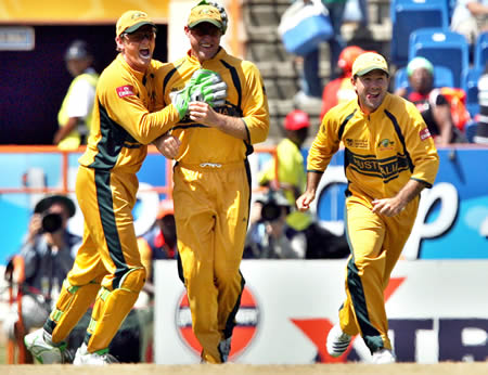 Matthew Hayden celebrates the wicket of Tharanga with his teammates