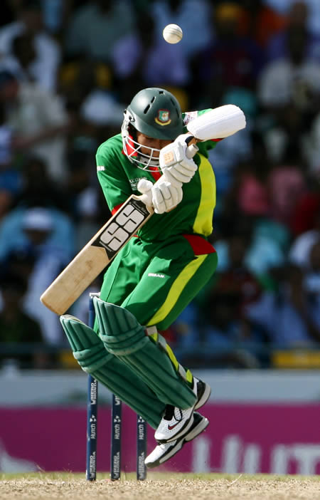 Mushfiqur Rahim avoids a bouncer