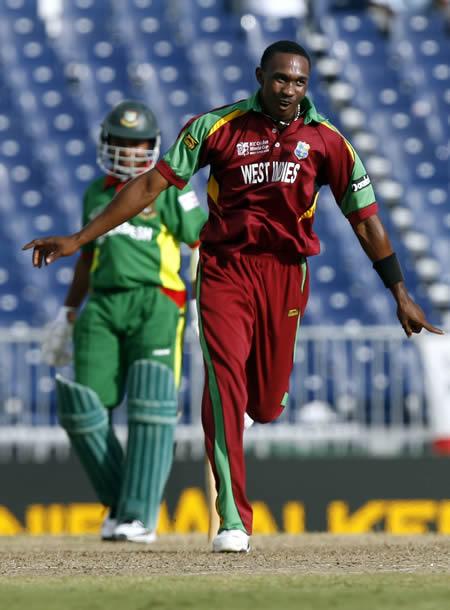 Dwayne Bravo celebrates the wicket of Mortaza