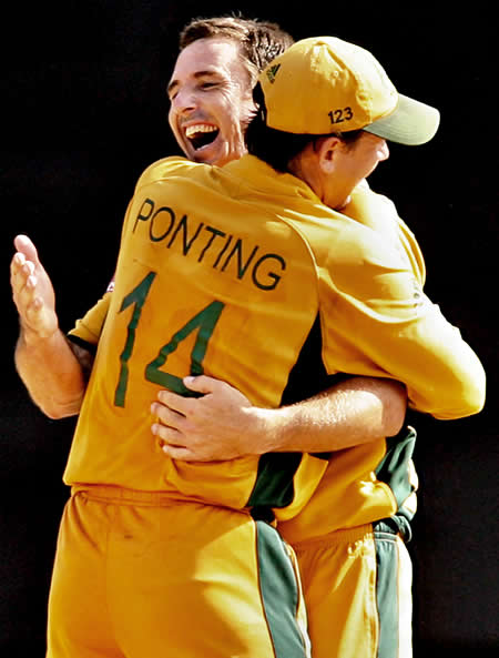 Brad Hogg & Ricky Ponting celebrate victory over New Zealand