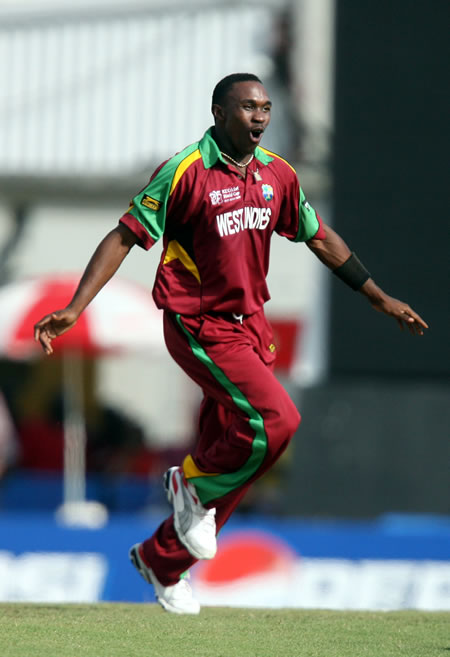 Dwayne Bravo celebrates the wicket of Paul Collingwood