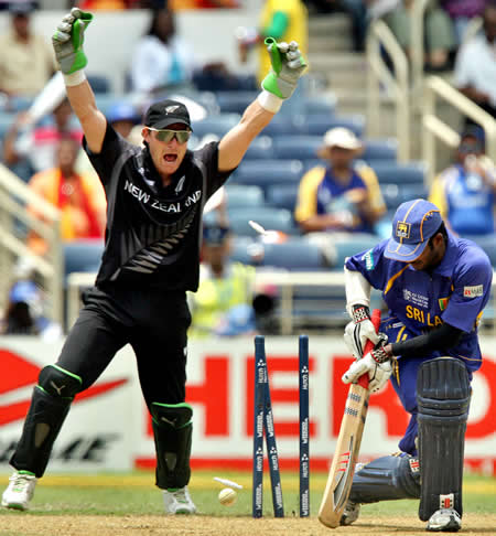 Upul Tharanga is bowled by Daniel Vettori