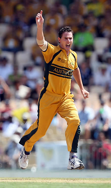 Shaun Tait celebrates the wicket of AB de Villiers