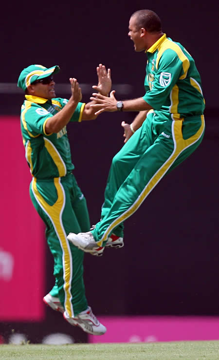 Charl Langeveldt celebrates the wicket of Gilchrist