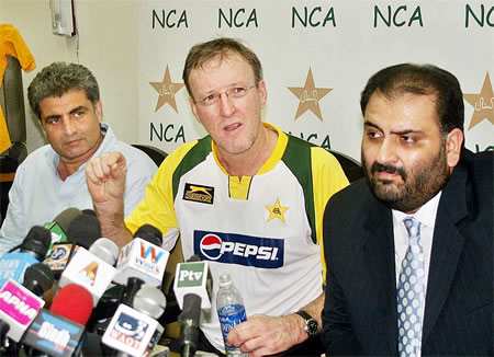 Geoff Lawson, Zakir Khan & Dr. Ahsan Hameed Malik during the press conference at NCA, 21 August 2007