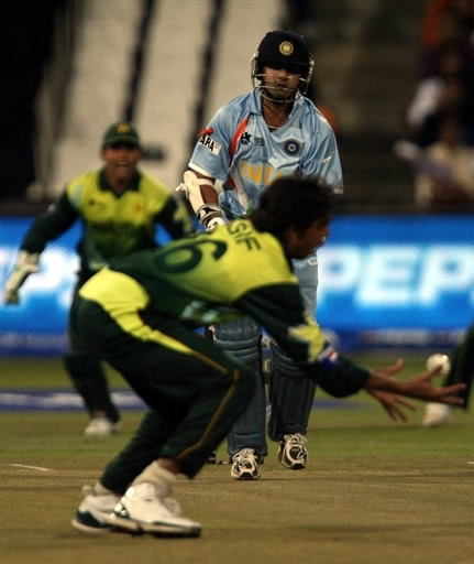 Mohammad Asif takes the catch of Gautam Gambhir on his own bowling