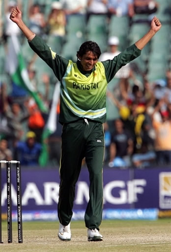 Mohammad Asif celebrates the wicket of Hodge