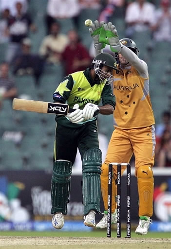 Andrew Symonds bowls a wide over Shoaib Malik head and Pakistan win the match