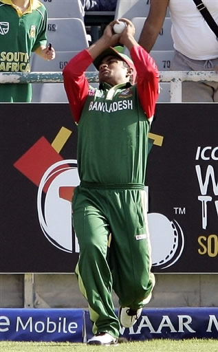 Tamim Iqbal takes the catch of Mohammad Hafeez