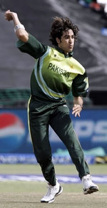 Umar Gul celebrates the wicket of Styris