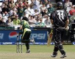 Daniel Vettori is runout by Mohammad Hafeez