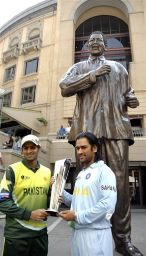 Shoaib Malik & Mahendra Singh Dhoni with the ICC Twenty20 world championship trophy