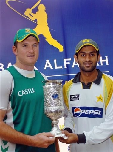 Graeme Smith and Shoaib Malik hold the series trophy