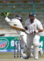 Kamran Akmal tries to catch the ball as Kallis looks on