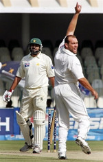 Jacques Kallis celebrates the wicket of Inzamam