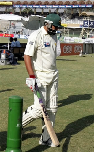 Inzamam-ul-Haq walks back to the pavilion