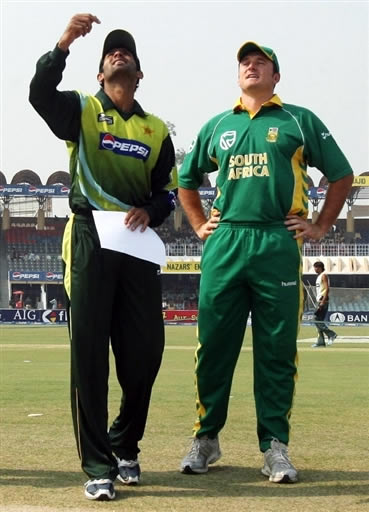 Graeme Smith & Shoaib Malik toss for the first ODI