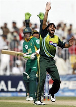 Shahid Afridi appeals for lbw against AB de Villiers