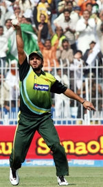 Shahid Afridi celebrates after taking the catch of AB de Villiers