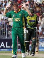 Shaun Pollock celebrates the wicket of Shahid Afridi