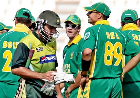 South Africa team celebrate the wicket of Afridi