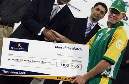 Shaun Pollock receives Man of the Match cheque