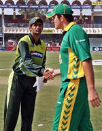 Shoaib Malik shakes hand with Graeme Smith after the toss