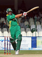 Jacques Kallis plays a pull shot