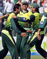 Shoaib Malik celebrates the catch of Kallis