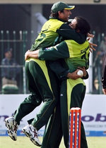 Shoaib Akhtar and Younis Khan celebrate the wicket of Kallis