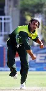Shoaib Akhtar about to deliver the ball