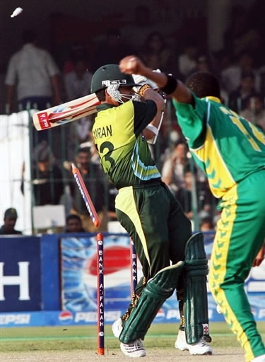 Kamran is bowled by Ntini