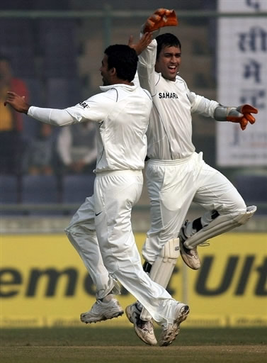 Zaheer Khan & Dhoni celebrate the wicket of Kamran Akmal