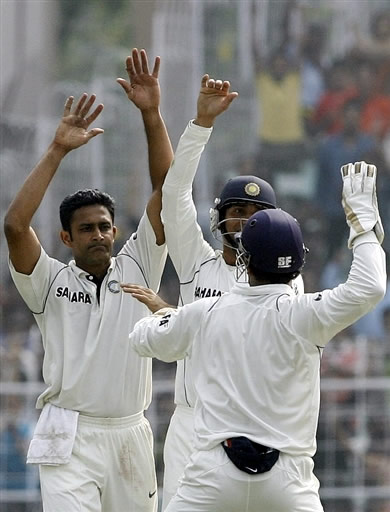 Anil Kumble celebrates the wicket of Sohail Tanvir