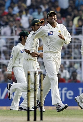 Younis Khan celebrates the wicket Dinesh Karthik