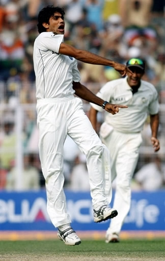 Munaf Patel celebrates the wicket of Misbah-ul-Haq