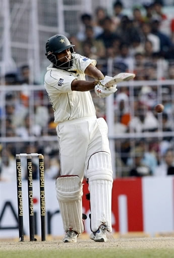 Mohammad Yousuf plays a pull shot