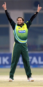 Shahid Afridi celebrates the wicket of Sean Williams