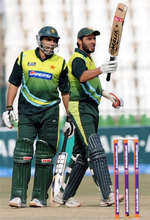 Shahid Afridi celebrates his fifty