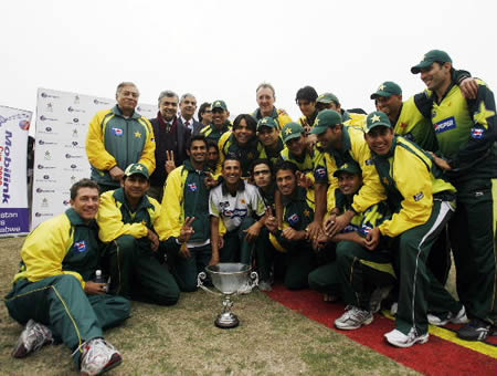 Pakistan team with the winning Trophy of Pakistan-Zimbabwe Series