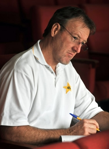 Geoff Lawson watches Pentangular cup match between Sind and Punjab