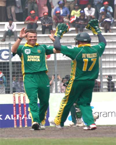 South African players celebrating out of Mortaza