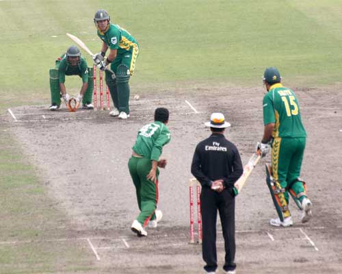 South Africa batsman AB de Villiers and Graeme Smith in action aganist Bangladesh