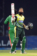 Mohammad Yousuf celebrates his hundred