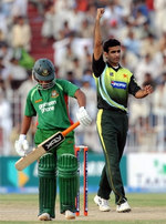 Iftikhar Anjum celebrates the wicket of Mohammad Ashraful