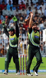 Shahid Afridi and Kamran Akmal celebrates the wicket of Shakib-ul-Hasan