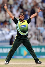 Shahid Afridi celebrates the wicket of Farhad Reza