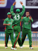 Shakib-ul-Hasan and teammates celebrate the wicket of Afridi
